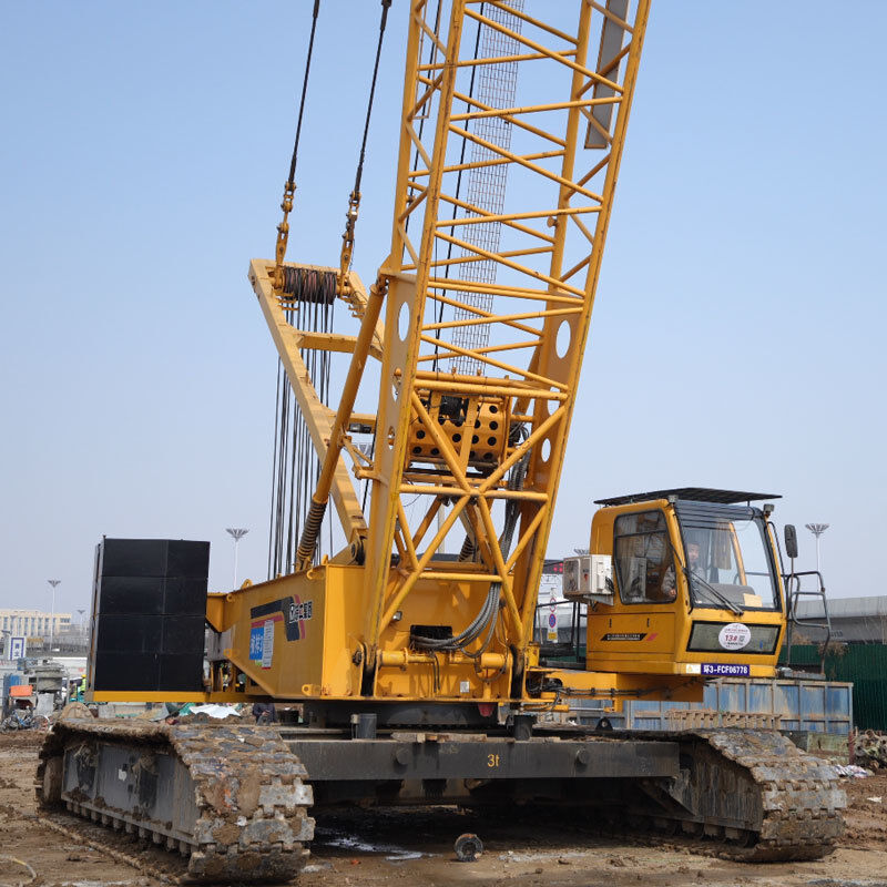 Hydraulic Crawler Crane with 3600kNm Tamping Capacity, 40% Maximum Gradeability, and 19-28m Main Boom Length for Heavy Lifting