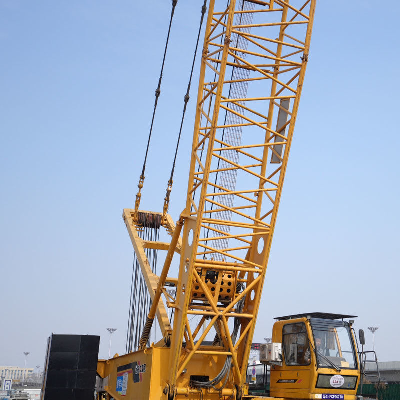 Hydraulic Crawler Crane with 3600kNm Tamping Capacity 24-84m Heavy Boom Length and 40% Maximum Gradeability
